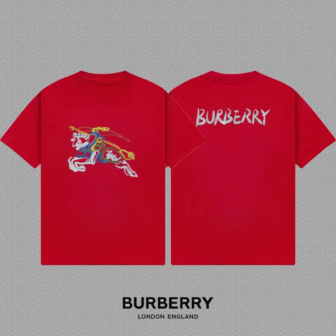 P85✨🔥 [Burberry] 2026FW Year of the Horse limited-edition short-sleeved T-shirt, War Horse letters LOGO embroidery, Premium 26s double yarn 300g fabric, heavy fabric, custom stretcher rib, same vat and same dye, complete three labels, Men and Women Same Style Color: Red Size: S M L XL 2XL